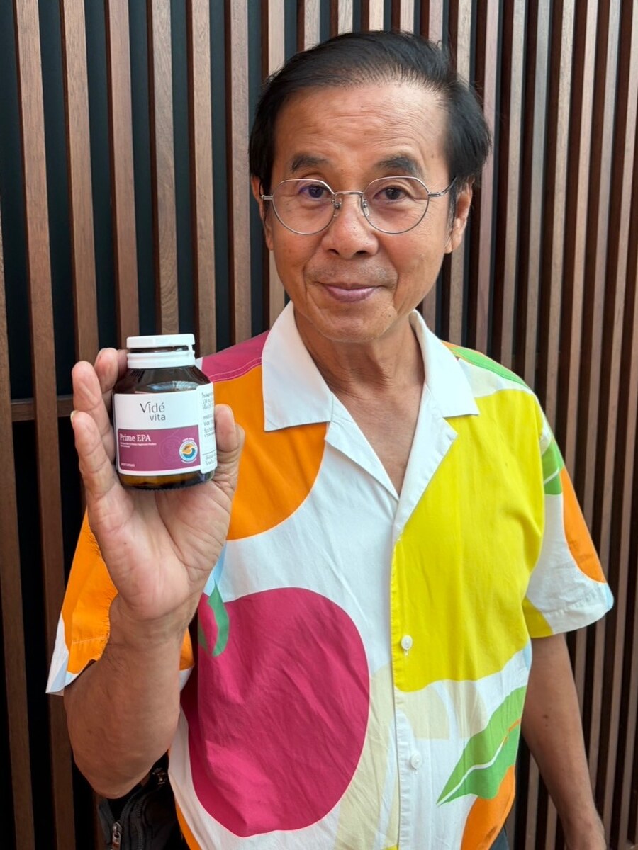 ลูกค้าชายถือขวด Prime EPA หน้าผนังไม้